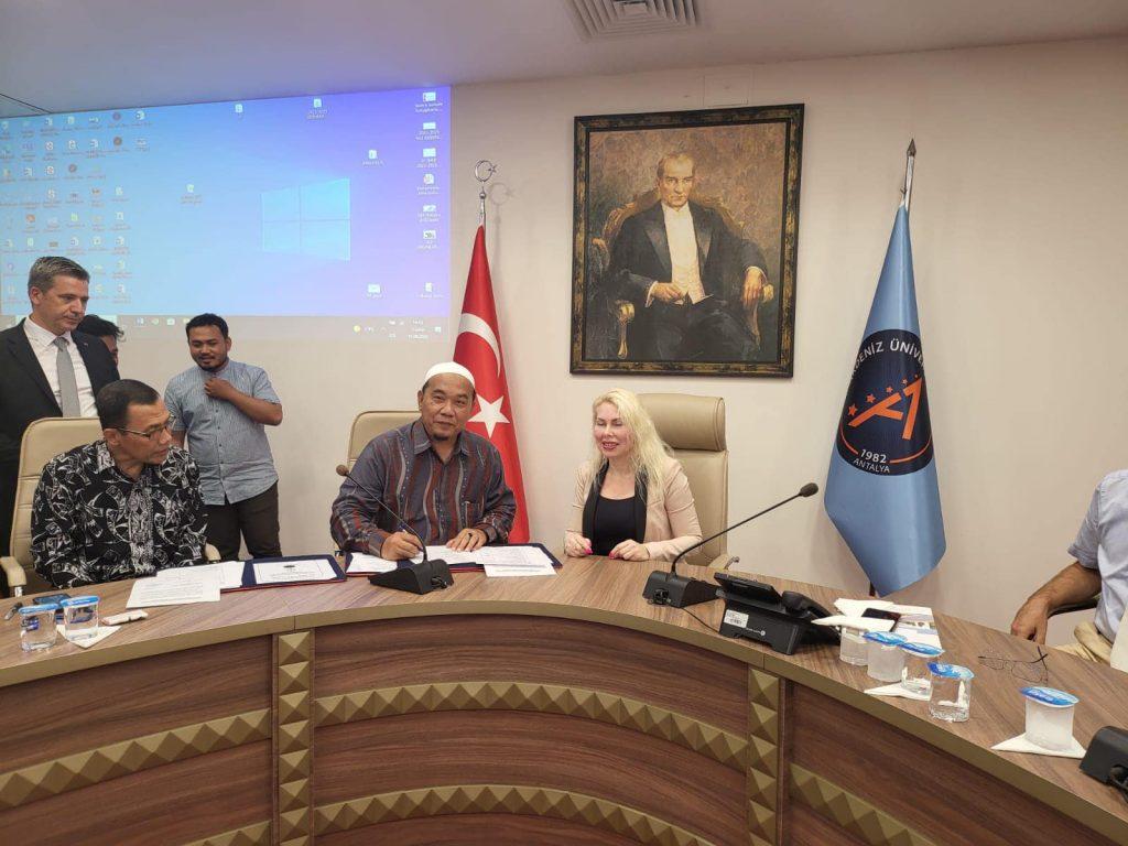 Rektor Universitas Al Washliyah (UNIVA) Medan, Dr. H. M. Jamil, M.A menandatangani MoU dengan Rektor Akdeniz University di Turki