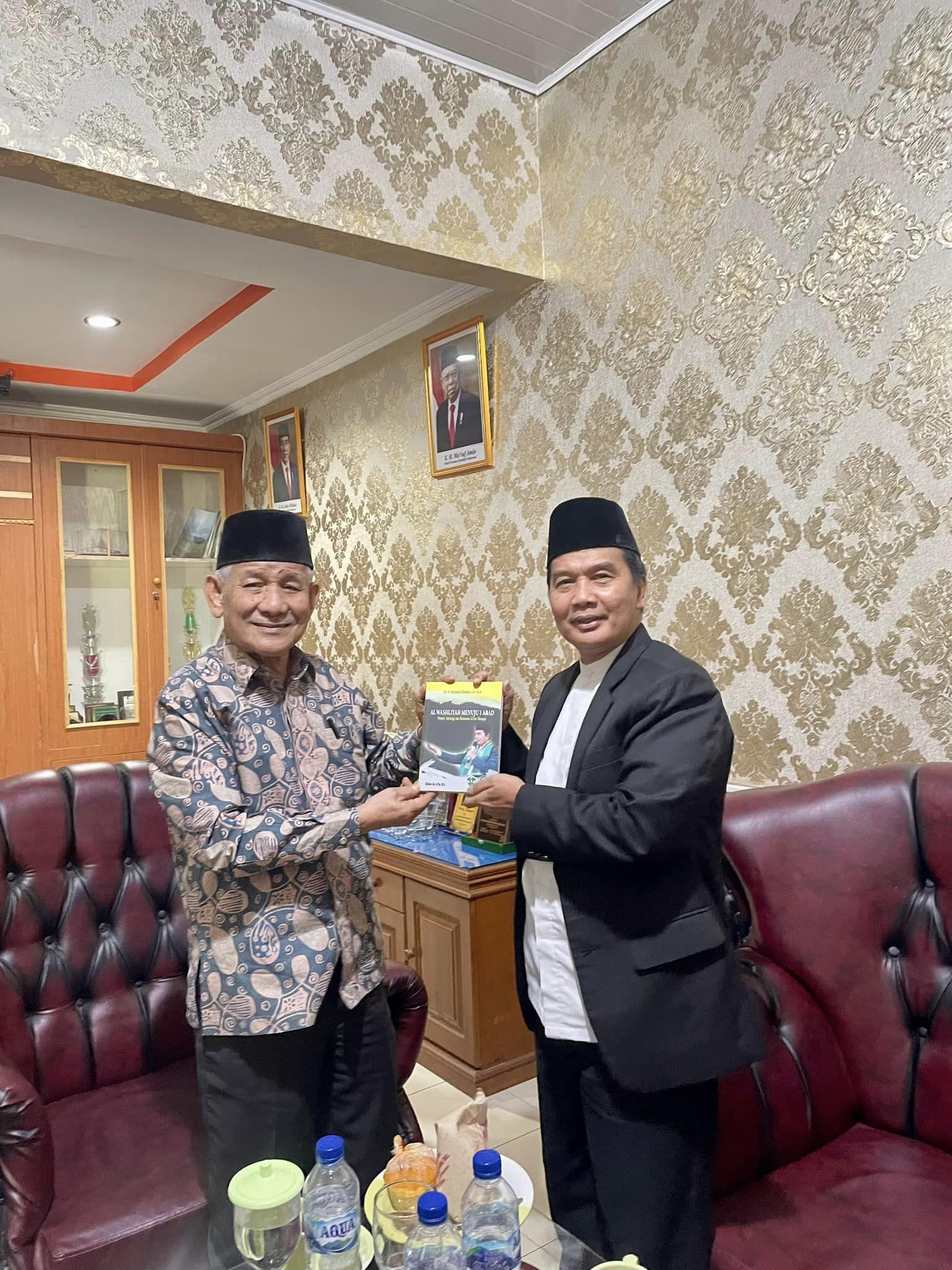 KETUA UMUM AL WASHLIYAH MENYERAHKAN BUKU KARYANYA KEPADA PROF. HASBALLAH THAIB