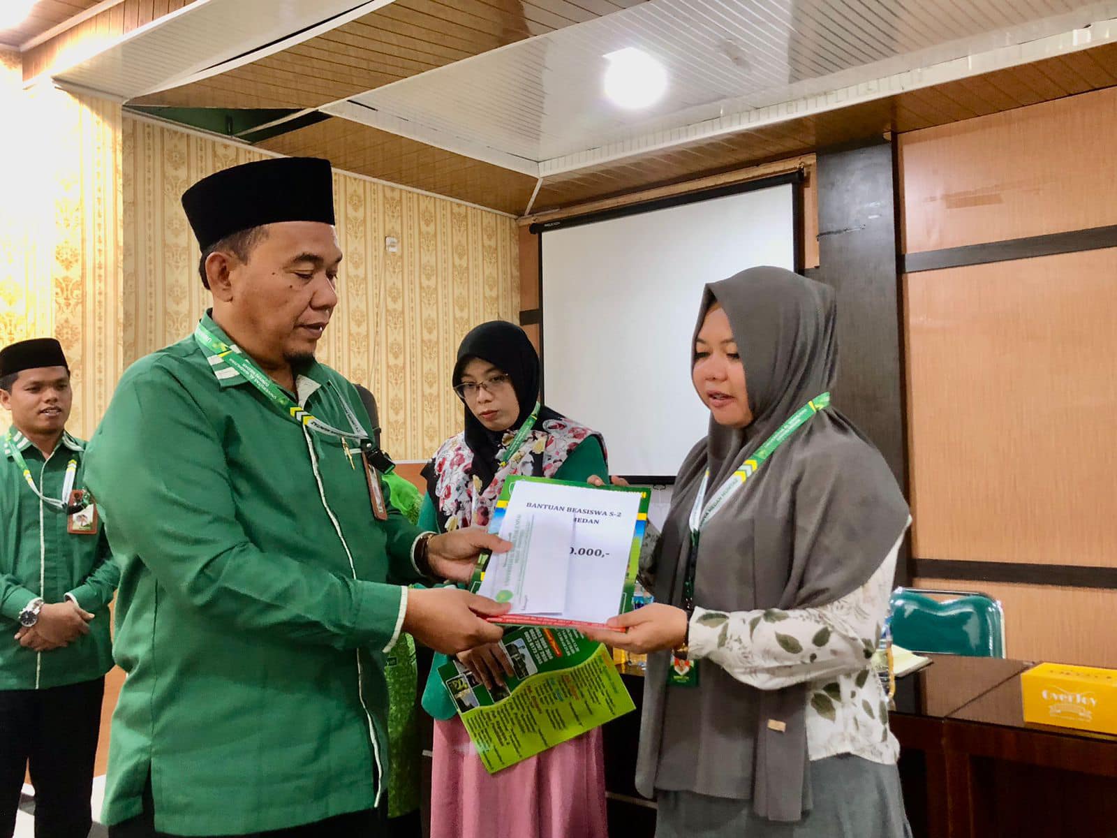 PENYERAHANN BANTUAN STUDI OLEH REKTOR KEPADA DOSEN DAN TENAGA KEPENDIDIKAN UNIVA MEDAN3
