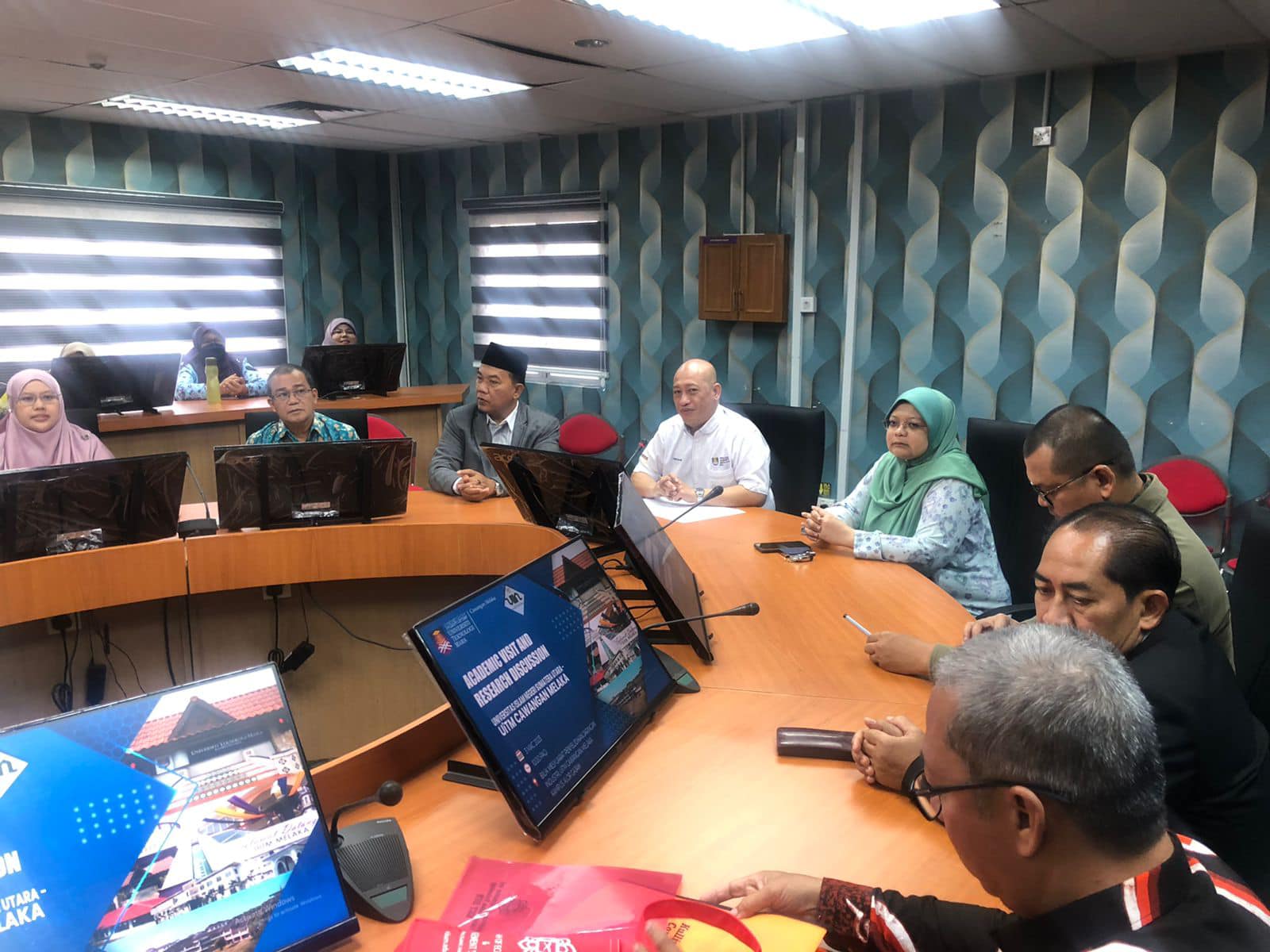 Rektor UNIVA Medan Berbincang Bersama Timbalan Rektor UTM Malaysia