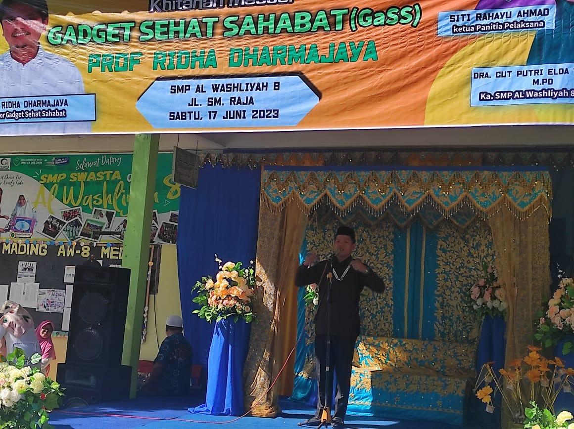 Khitanan Massal dan Sosialisasi Gadget Sehatdi Lingkungan UNIVA Medan