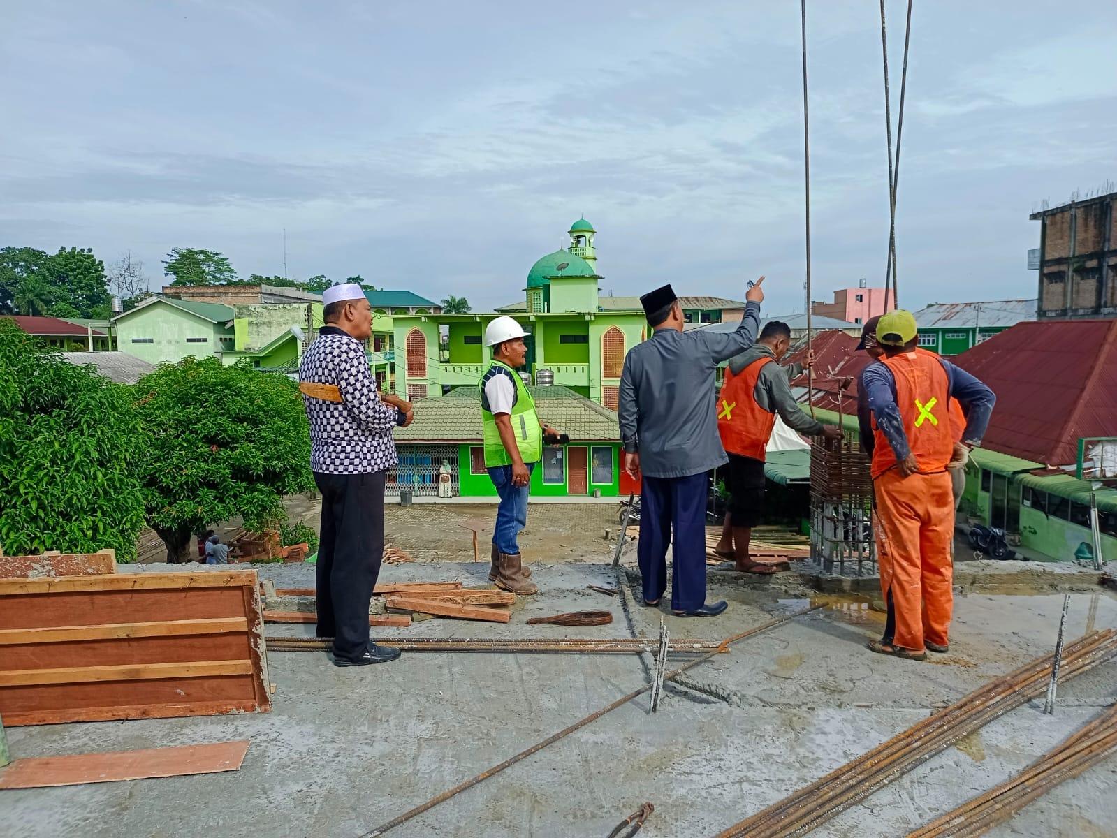Penyerahan Daging Qurban Idul Adha 2023 di UNIVA Medan dan TInjauan Pembangunan gedung UNIVA Medan.